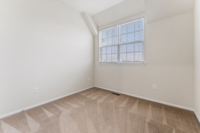 Building Photo - Commuter's Dream! Stylish 3-Bedroom Condo ...