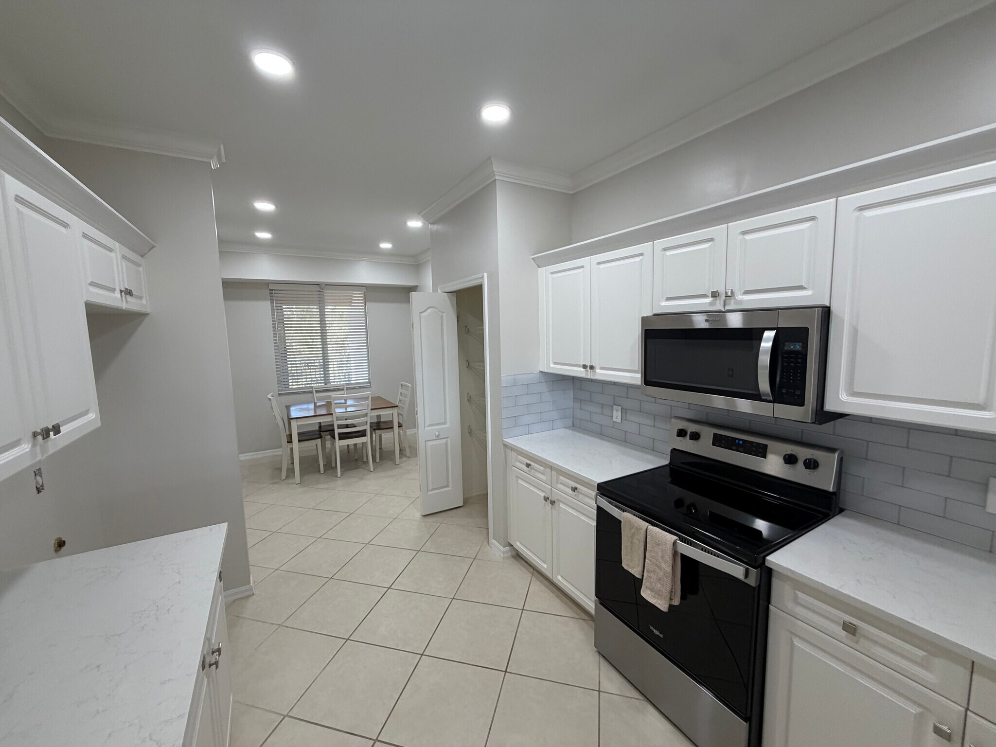 Building Photo - 8550 Kingbird Loop