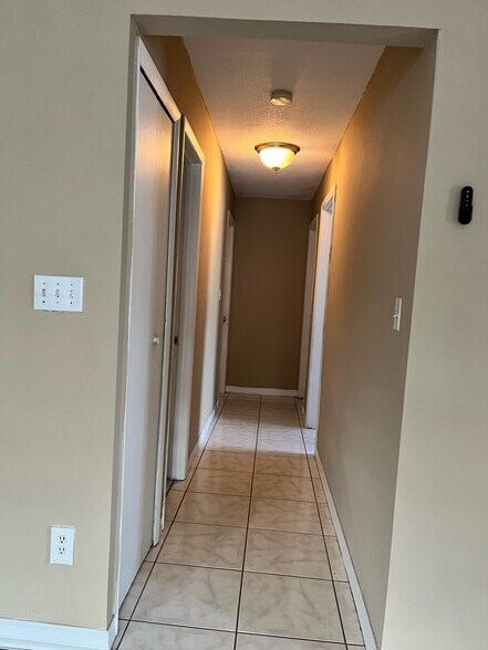 Building Photo - 111 Rosewood Ct