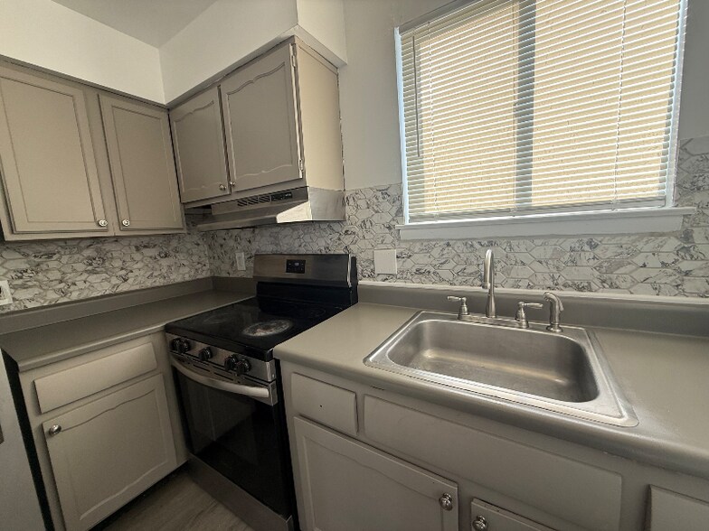 Building Photo - 800 Cedar St