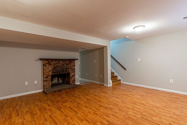 Building Photo - 3 Bed, 3 Level Townhome