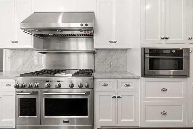 Building Photo - Designer-Done 3 Bed + 3 Bath in Prime Beve...