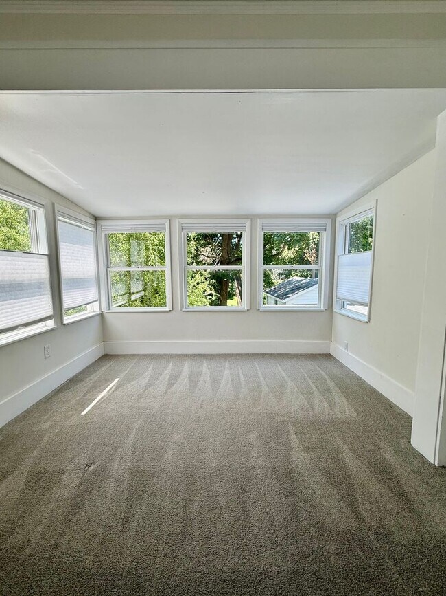 Building Photo - Three Bedroom Home in Kalamazoo