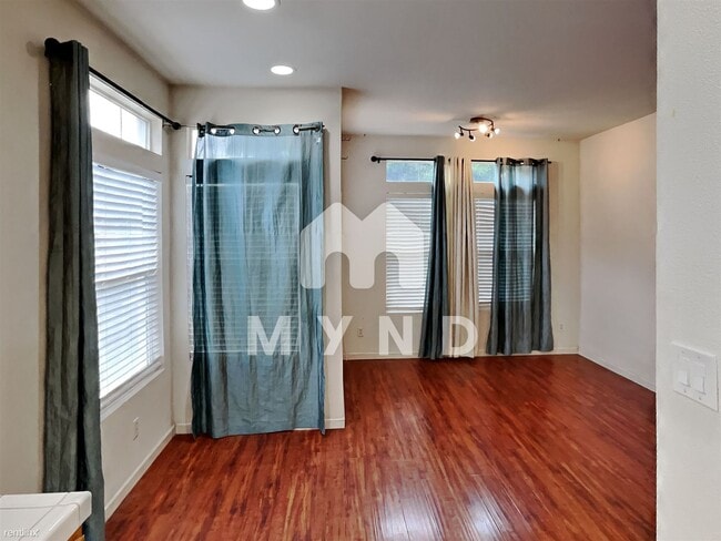 Building Photo - 3 br, 2.5 bath Townhome - 3597 Dayton Common