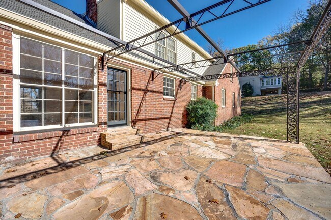 Building Photo - Fantastic renovated 5BE/4BA family home on beautiful oversized private Lot in the heart of Belle ...