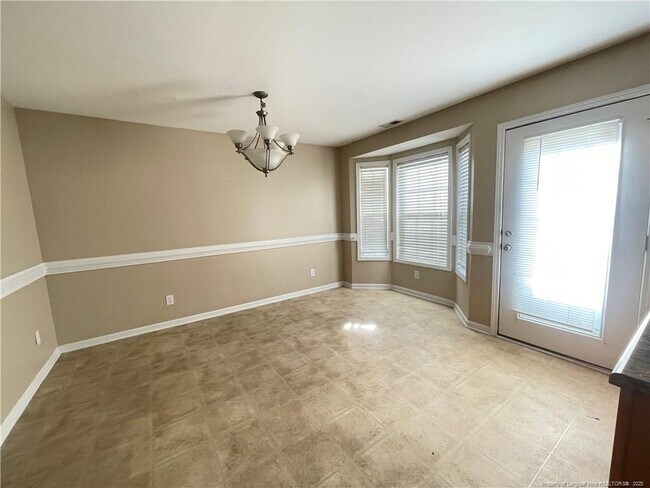 Building Photo - 1932 Lioncoward Dr