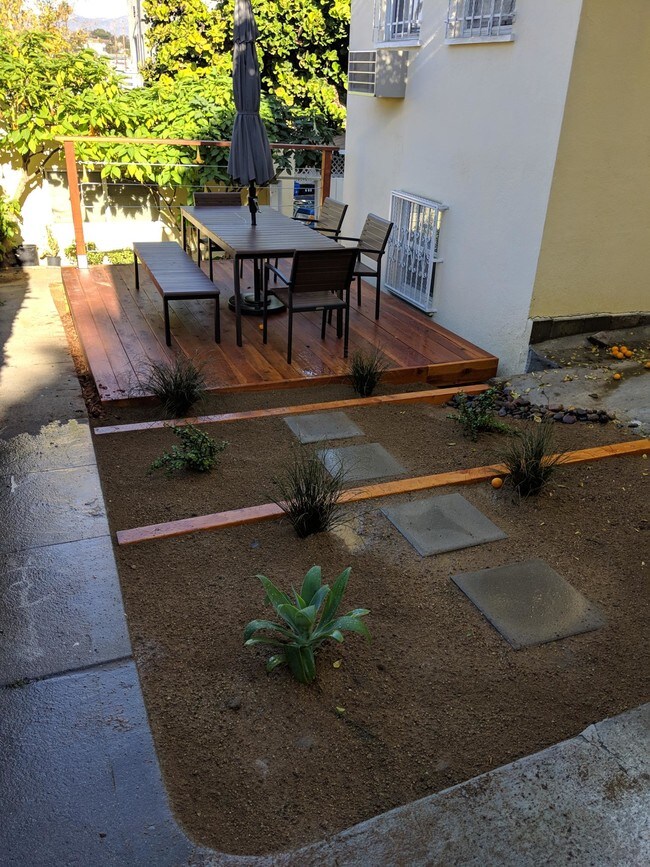 Shared backyard - 603 Rosemont Ave