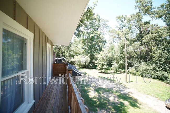 Building Photo - 1118 Louise Dr