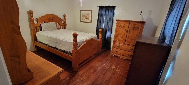 Building Photo - 705 N Elm St