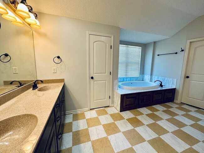 Building Photo - {20067} Custom Built Home in Woodland Mano...