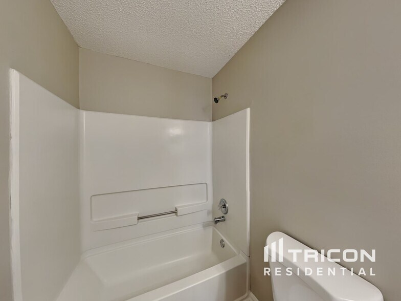 Building Photo - 5922 Graywood Cir SE