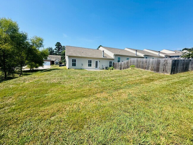 Building Photo - Sun-Drenched Corner Lot Condo – 2 Bedrooms + Office Near Middlebrook Pike