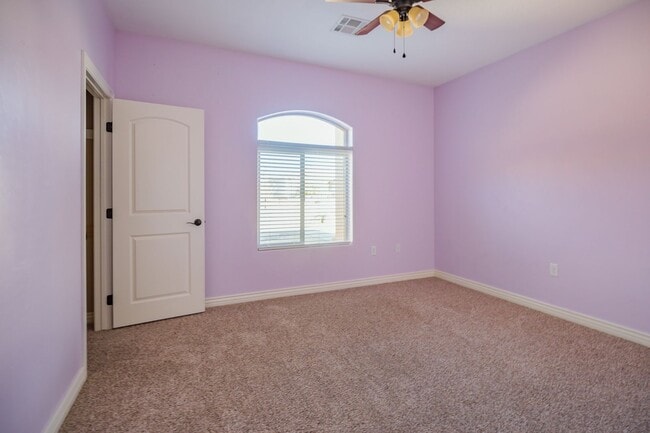 Building Photo - Modern 4 Bedroom 2 Bath Home!