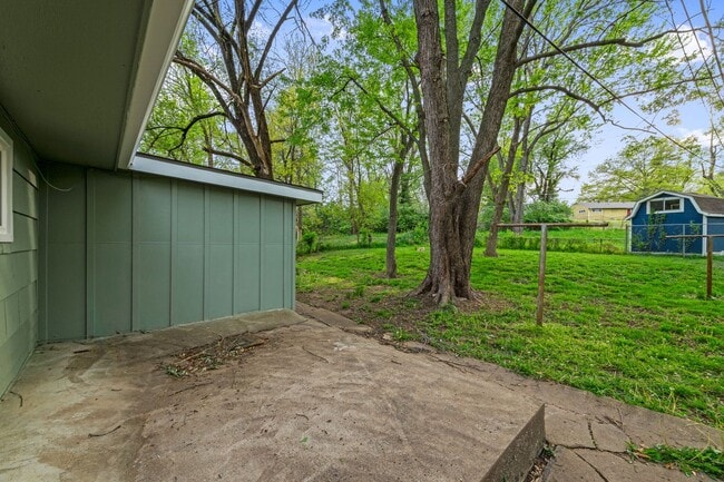 Building Photo - COMING SOON! 5 Bedrooms, 2 Bathrooms in Ka...