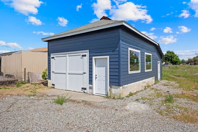 Building Photo - Gorgeous North Side Home With Shop!