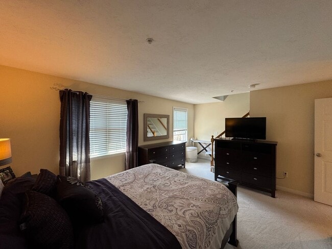 Building Photo - Updated Two-Bedroom Corner Townhouse in Lo...