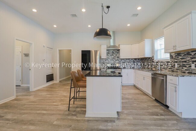 Building Photo - 1324 N Cheyenne Ave