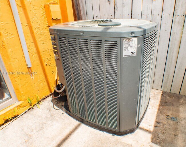 Building Photo - 67 NE 12th Ave