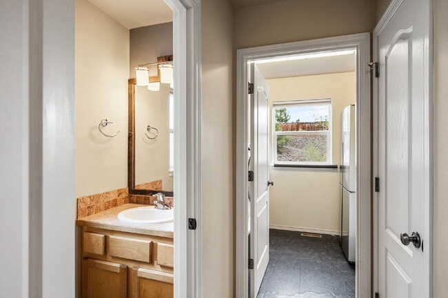 Building Photo - Spacious 3 Bed Home in Southeast Bend