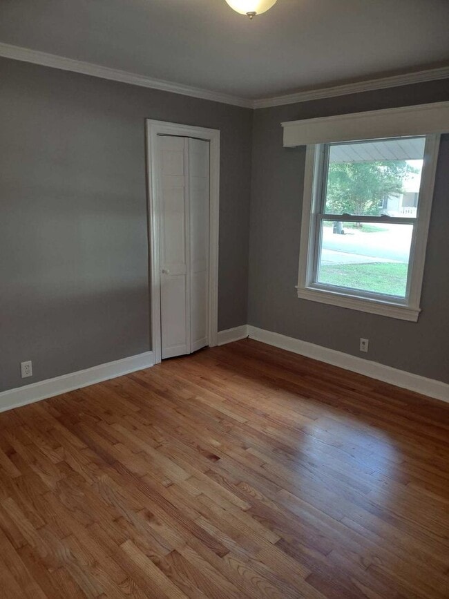 Building Photo - 2 miles from the University of Alabama (4 ...