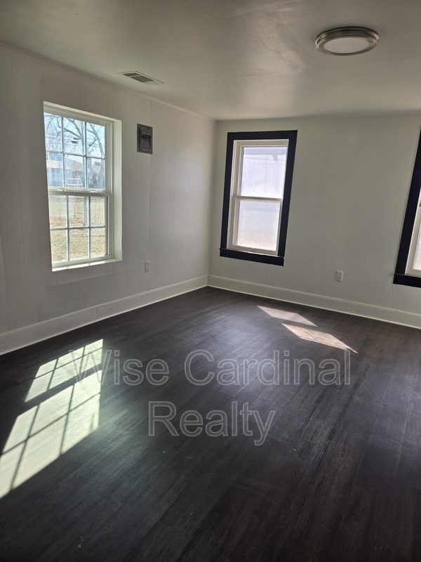 Building Photo - 714 N Ave C