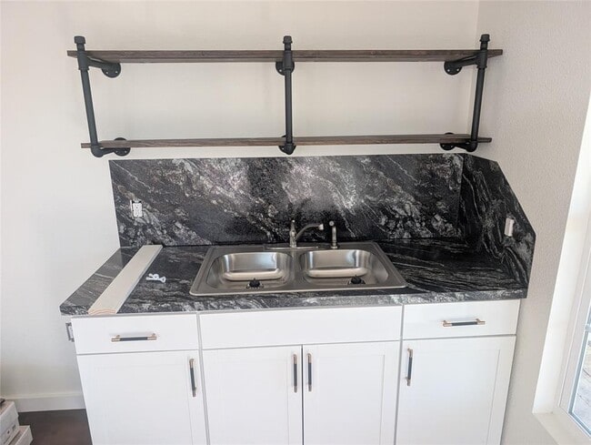 Building Photo - 3019 E 12th St