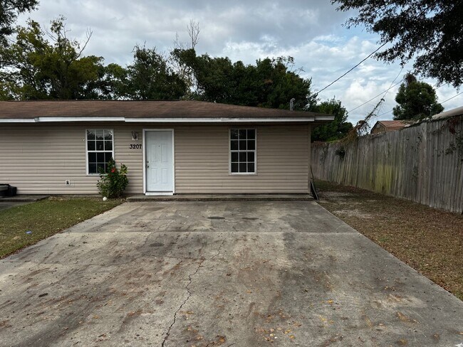 Building Photo - 2 Bed 1 bath