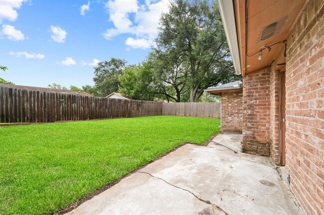 Building Photo - 13910 New Village Ln