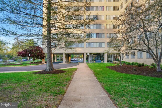 Building Photo - 6641 Wakefield Dr