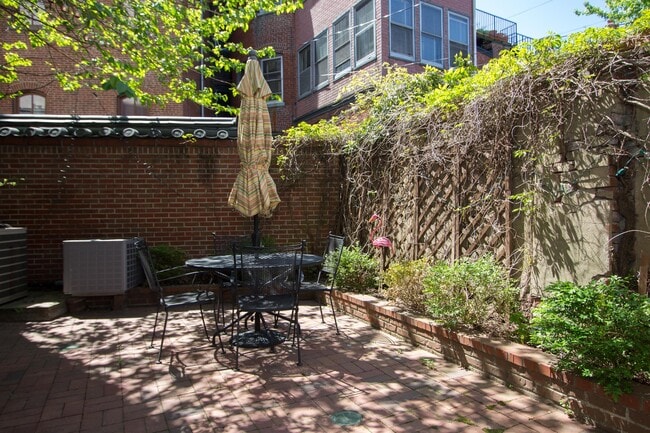 Building Photo - 1025 Vermont Ave NW