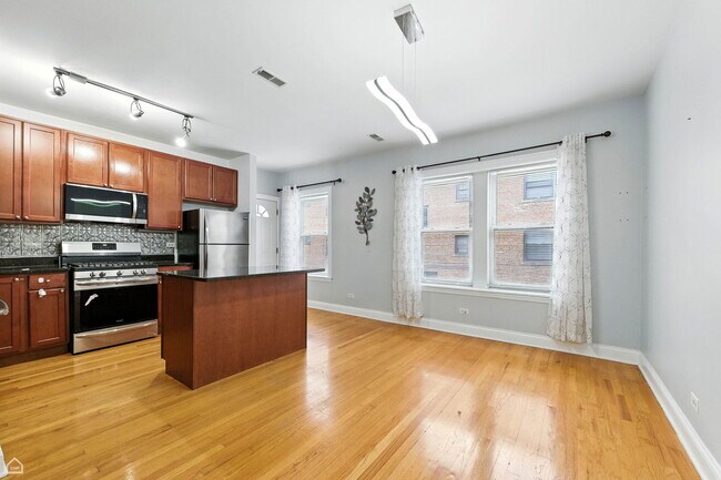Building Photo - 2611 W Rosemont Ave