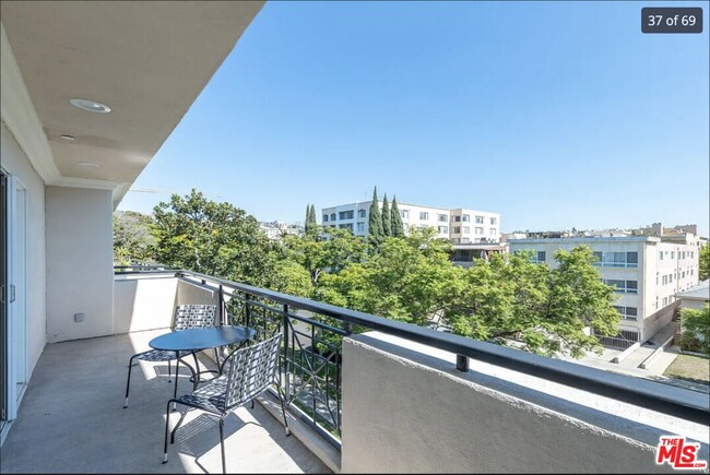 Building Photo - 405 N Palm Dr