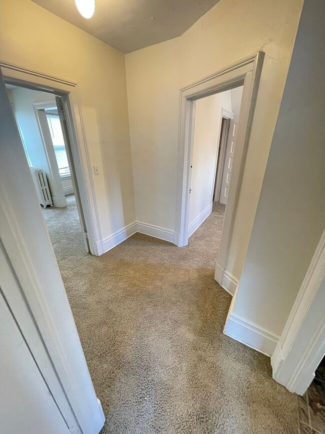 Building Photo - AVAILABLE NOW! 4 Bedroom 1 Bath Home!