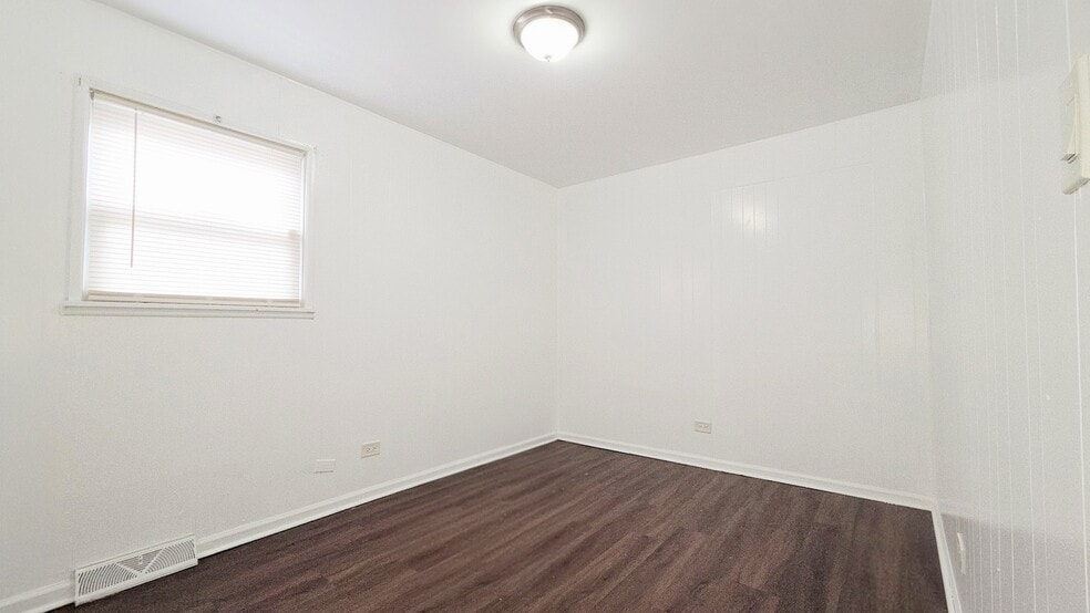 Bedroom 2 - 10200 S Crandon Ave