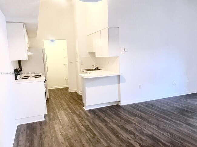 Building Photo - 3211 Sabal Palm Manor