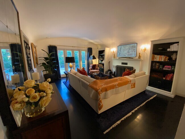 Living Room - 1521 Parmer Ave