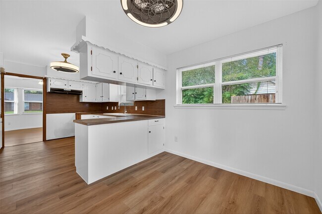 Building Photo - 8210 Edgemoor Dr
