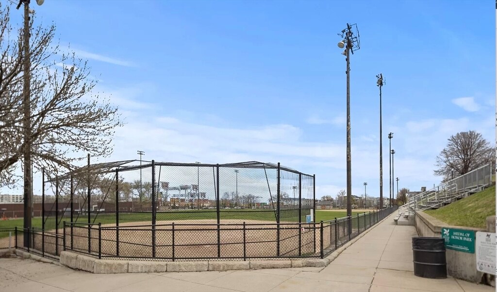 Building Photo - 726 E 2nd St