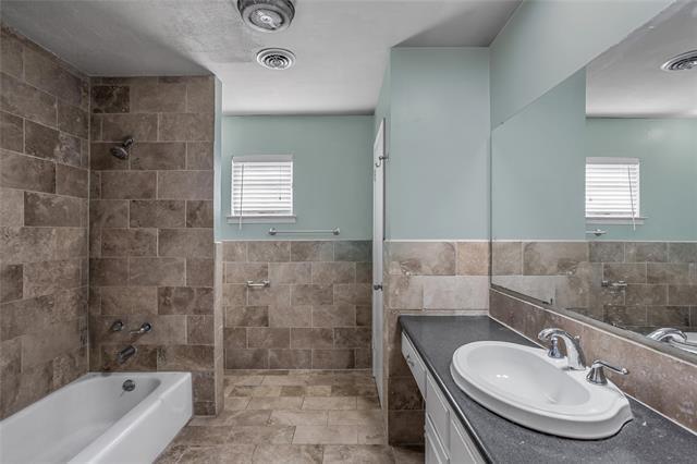 Building Photo - 3558 South Dr