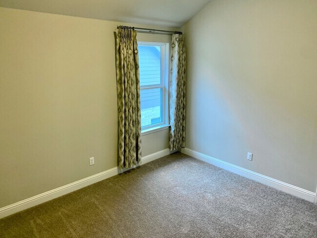 Building Photo - Gorgeous 5 bedroom home. Spacious and Elegant!