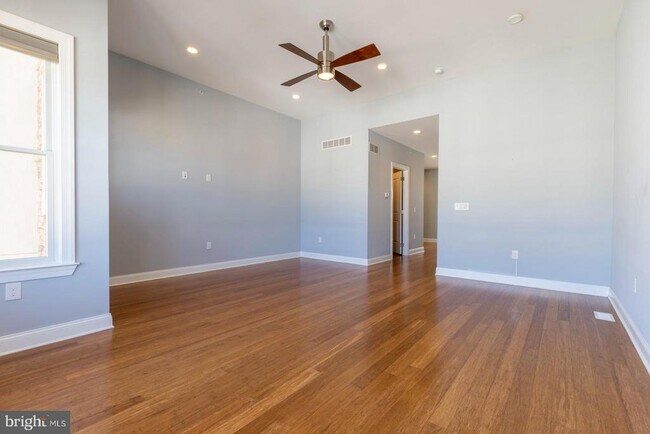 Building Photo - 153 Levering St