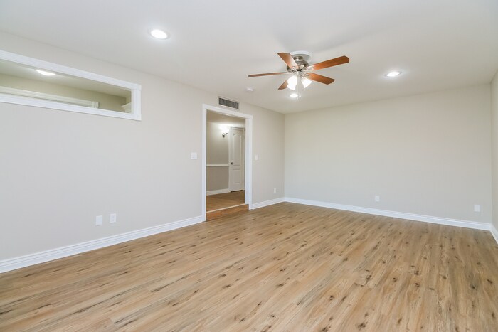 Building Photo - 525 E Geneva Dr