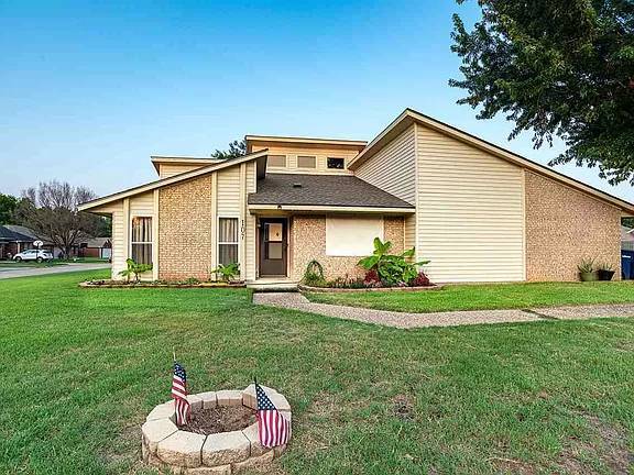 Primary Photo - 107 S Abbey Ln