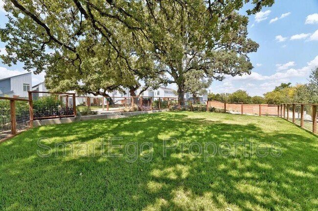 Building Photo - 801 N Bluff Dr