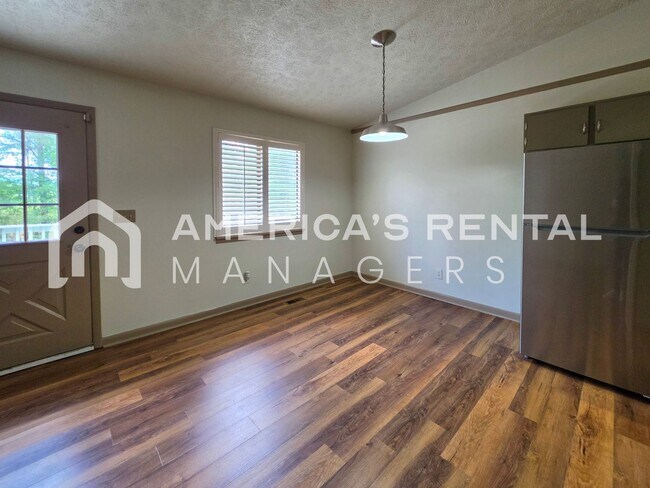 Building Photo - 3100 Apple Valley Ln