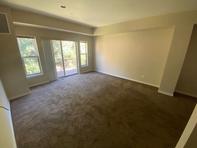 Building Photo - Two Bedroom Townhome Minutes from Downtown