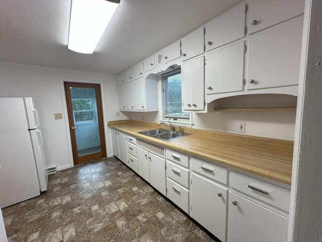 Building Photo - 2104 Iowa St