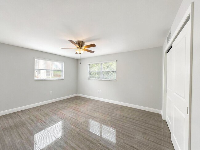Building Photo - Remodeled First-Floor Condo Available Now in Naples
