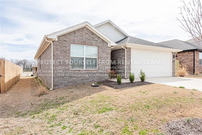 Building Photo - 3801 Pinecrest St
