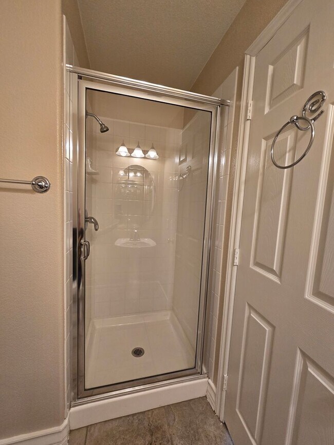 Building Photo - An Amazing NW Home! Over 3300 sq ft w/ pool & spa! Must see!